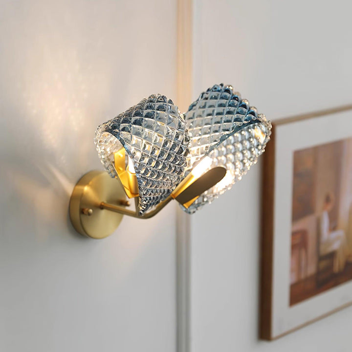 Aira Applique Murale Bleue en Verre Nervuré avec Bras en Laiton, Style Chic et Glamour - Neutralighting