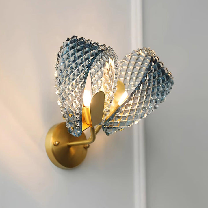 Aira Applique Murale Bleue en Verre Nervuré avec Bras en Laiton, Style Chic et Glamour - Neutralighting