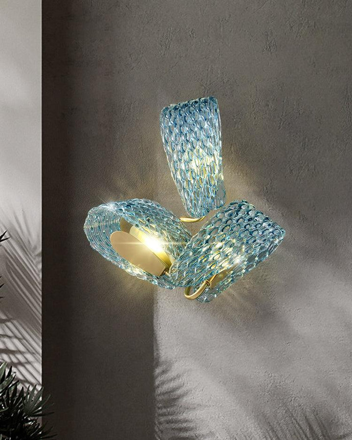 Aira Applique Murale Bleue en Verre Nervuré avec Bras en Laiton, Style Chic et Glamour - Neutralighting