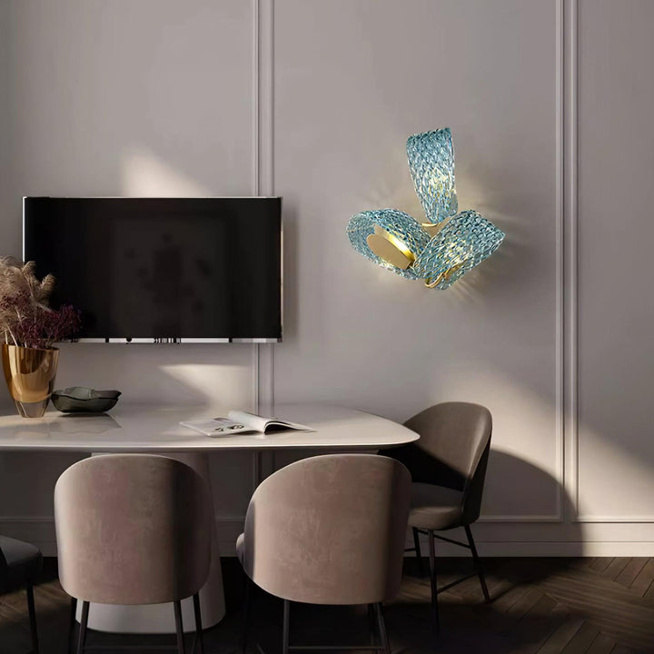 Aira Applique Murale Bleue en Verre Nervuré avec Bras en Laiton, Style Chic et Glamour - Neutralighting