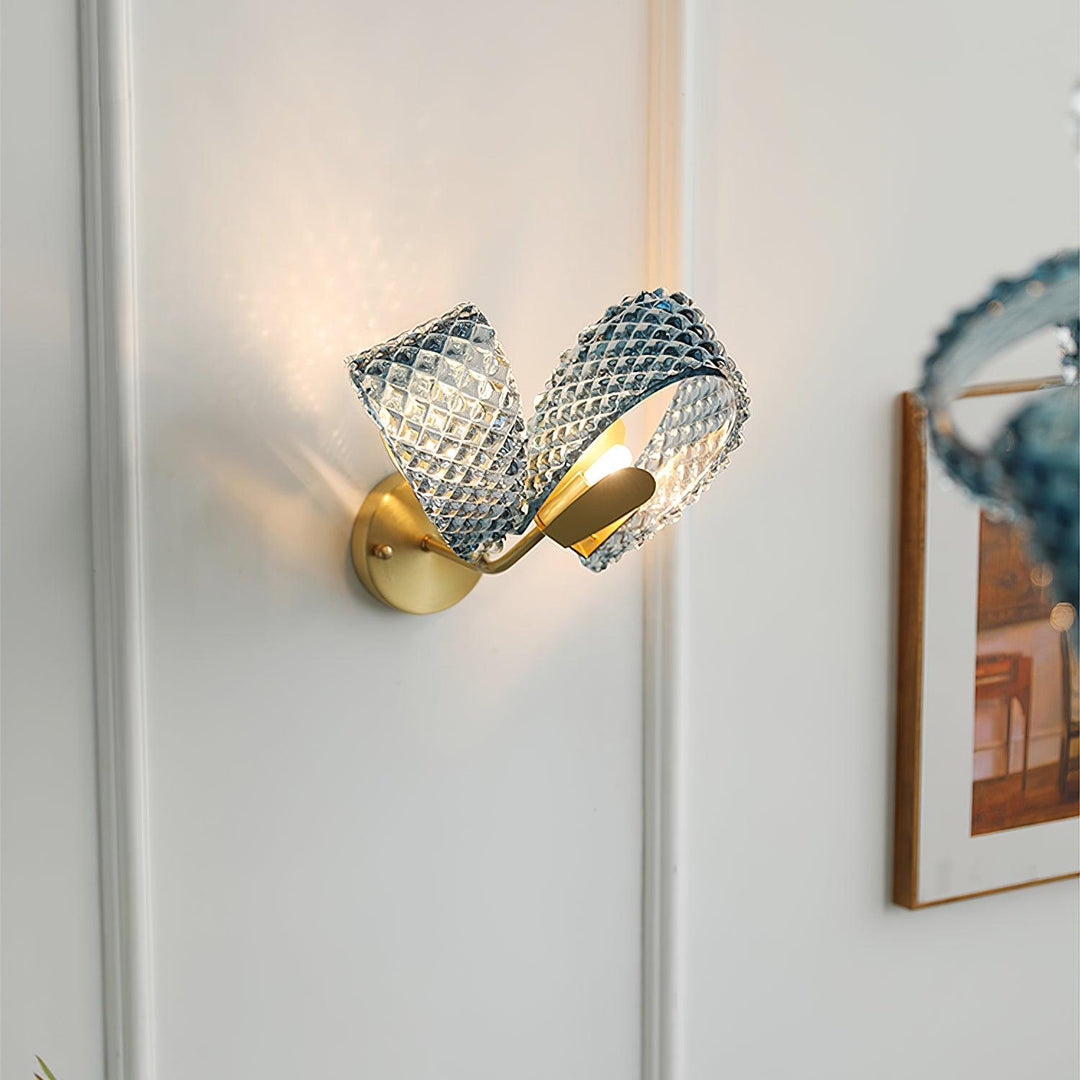 Aira Applique Murale Bleue en Verre Nervuré avec Bras en Laiton, Style Chic et Glamour - Neutralighting
