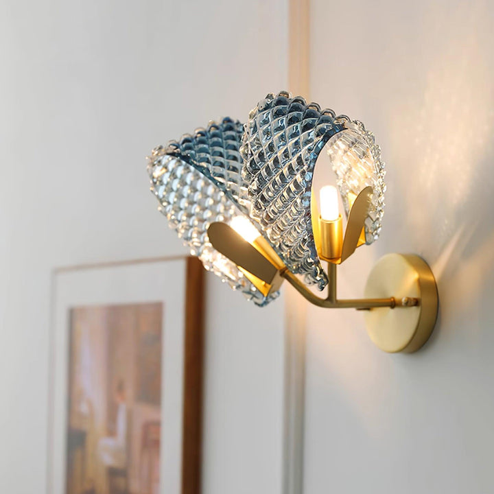Aira Applique Murale Bleue en Verre Nervuré avec Bras en Laiton, Style Chic et Glamour - Neutralighting