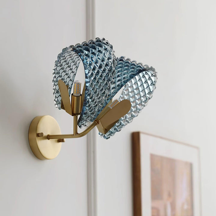 Aira Applique Murale Bleue en Verre Nervuré avec Bras en Laiton, Style Chic et Glamour - Neutralighting