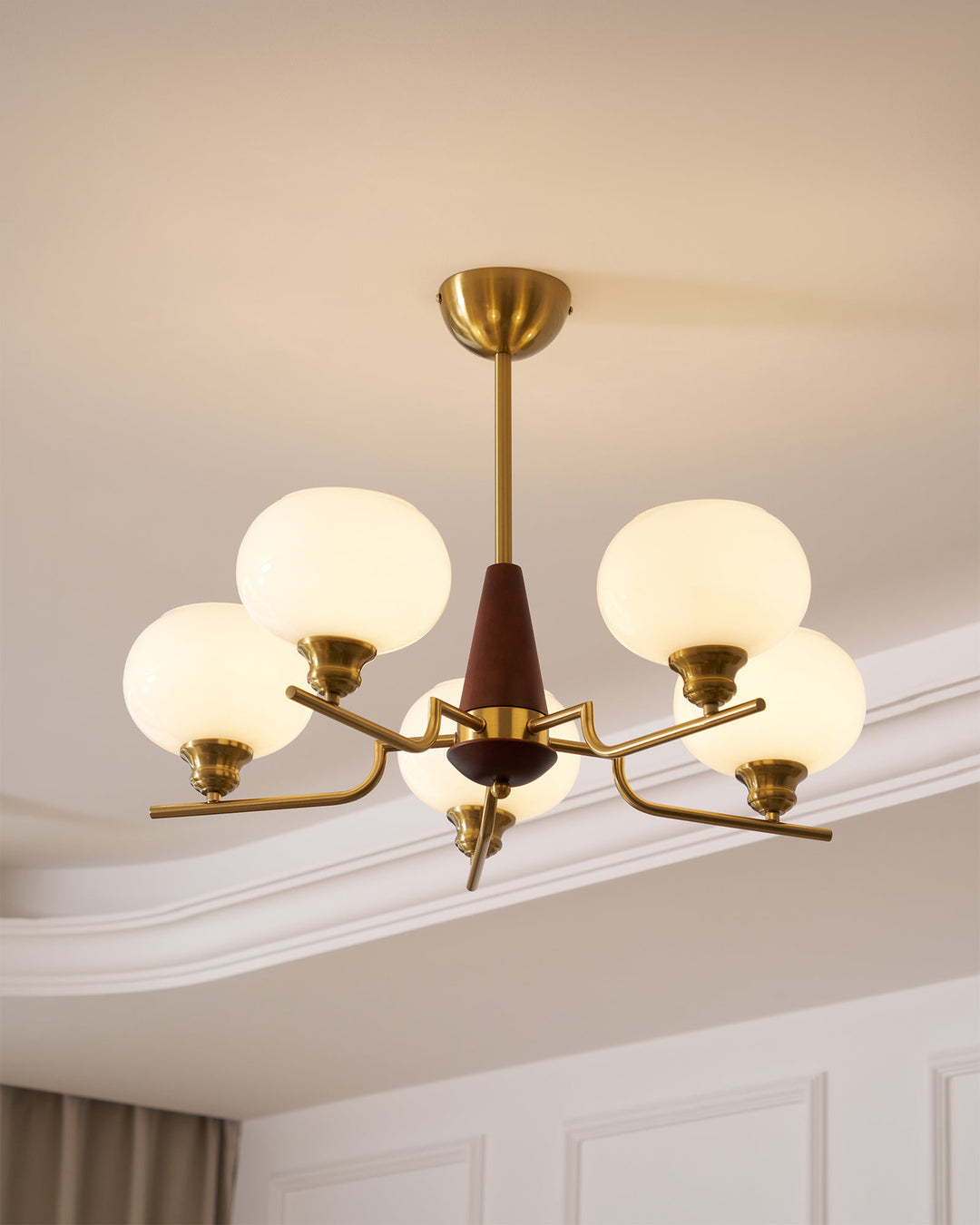Lustra Chandelier en Noyer avec Globes en Verre Opale - Neutralighting