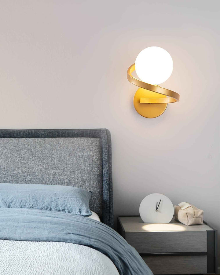 Lampe Curved en Laiton – Design Contemporain