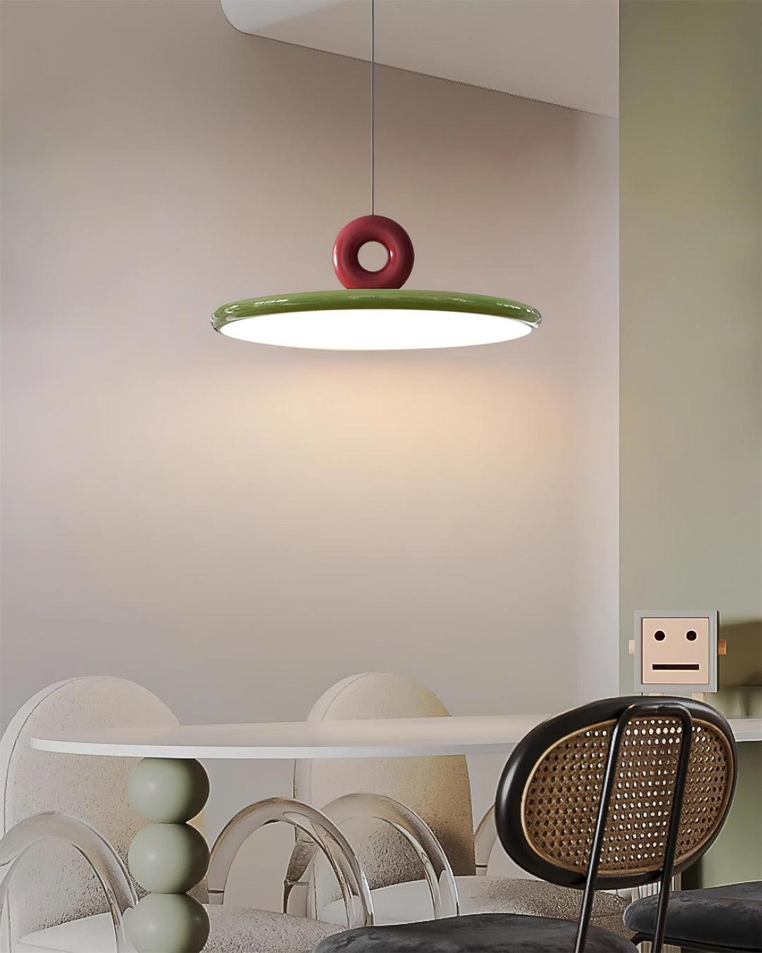 Suspension Disque Acrylique Avec Détail en Boucle Ambiance Minimaliste - Neutralighting