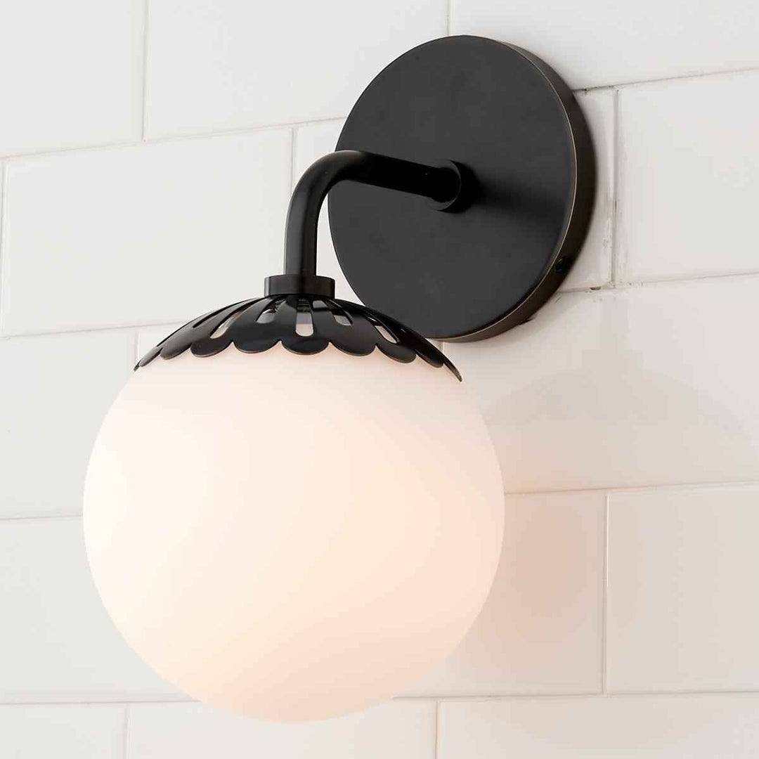 Lampe Aegis en Laiton – Design Contemporain