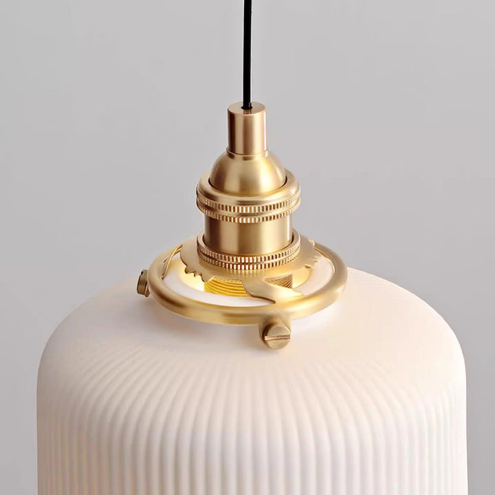Lustra Suspension avec Abat-jour en Céramique Nervuré et Ferrures Dorées Art - Neutralighting