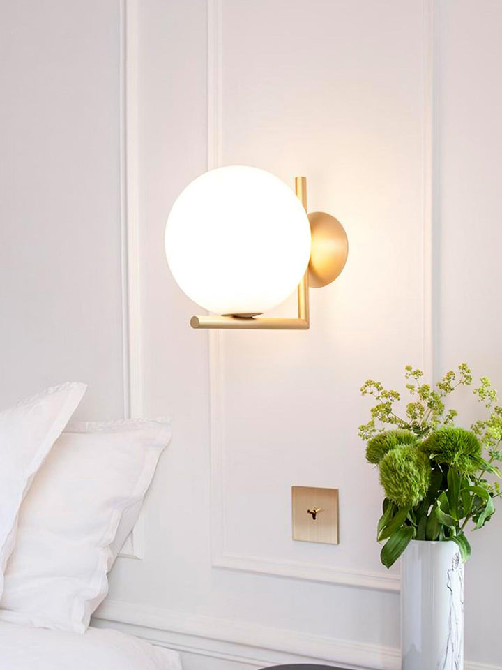 Joanna Applique Murale Moderne Minimaliste en Verre Soufflé Opale - Neutralighting