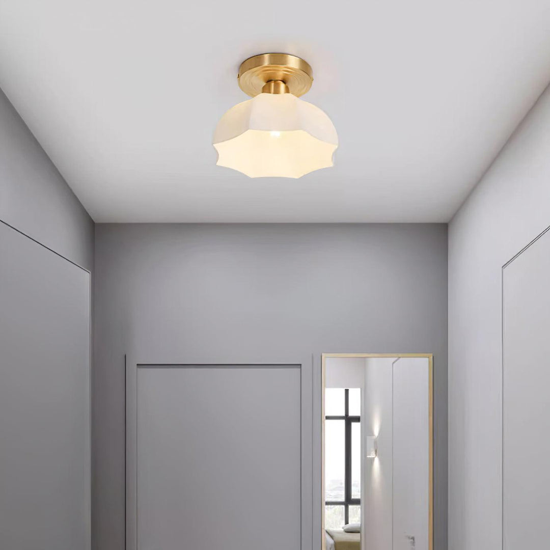 Avelin Plafonnier encastré avec base en laiton et verre opale - Neutralighting
