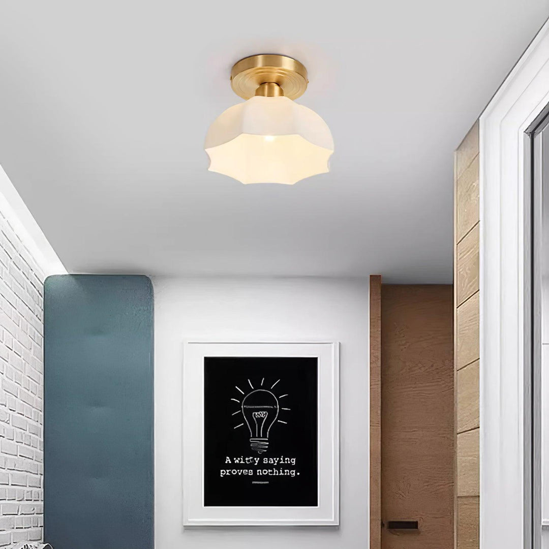 Avelin Plafonnier encastré avec base en laiton et verre opale - Neutralighting