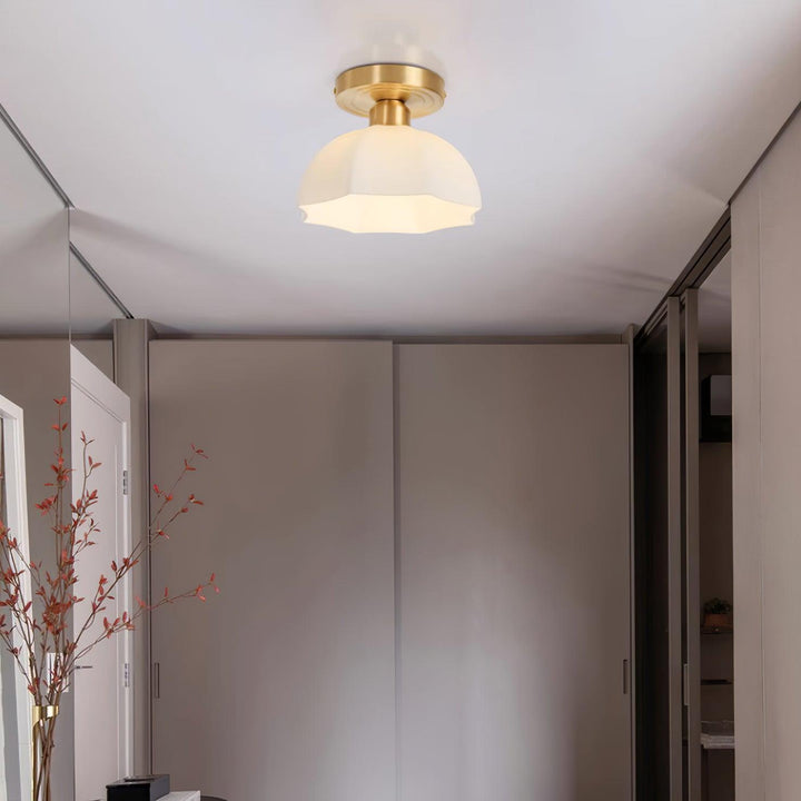 Avelin Plafonnier encastré avec base en laiton et verre opale - Neutralighting