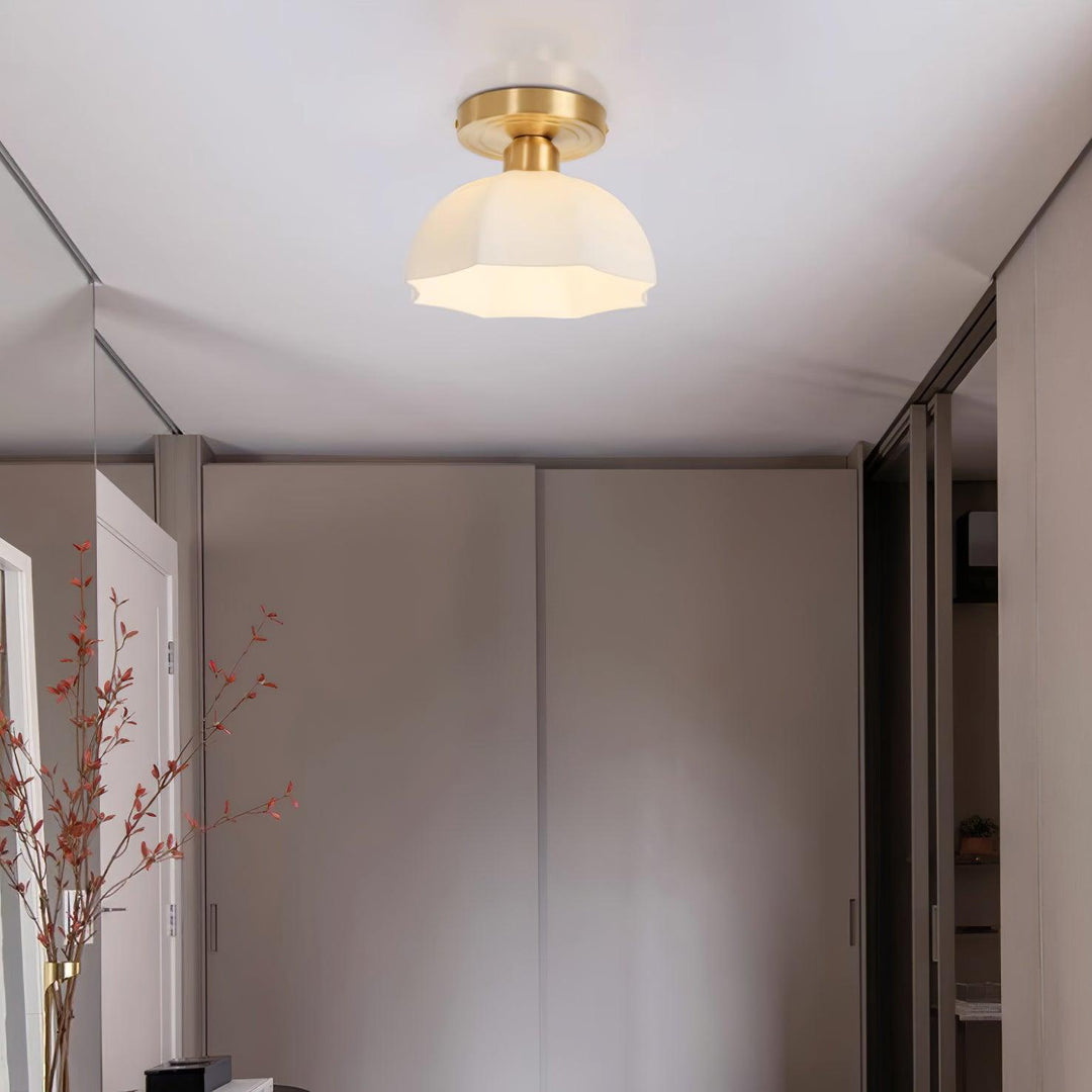 Avelin Plafonnier encastré avec base en laiton et verre opale - Neutralighting