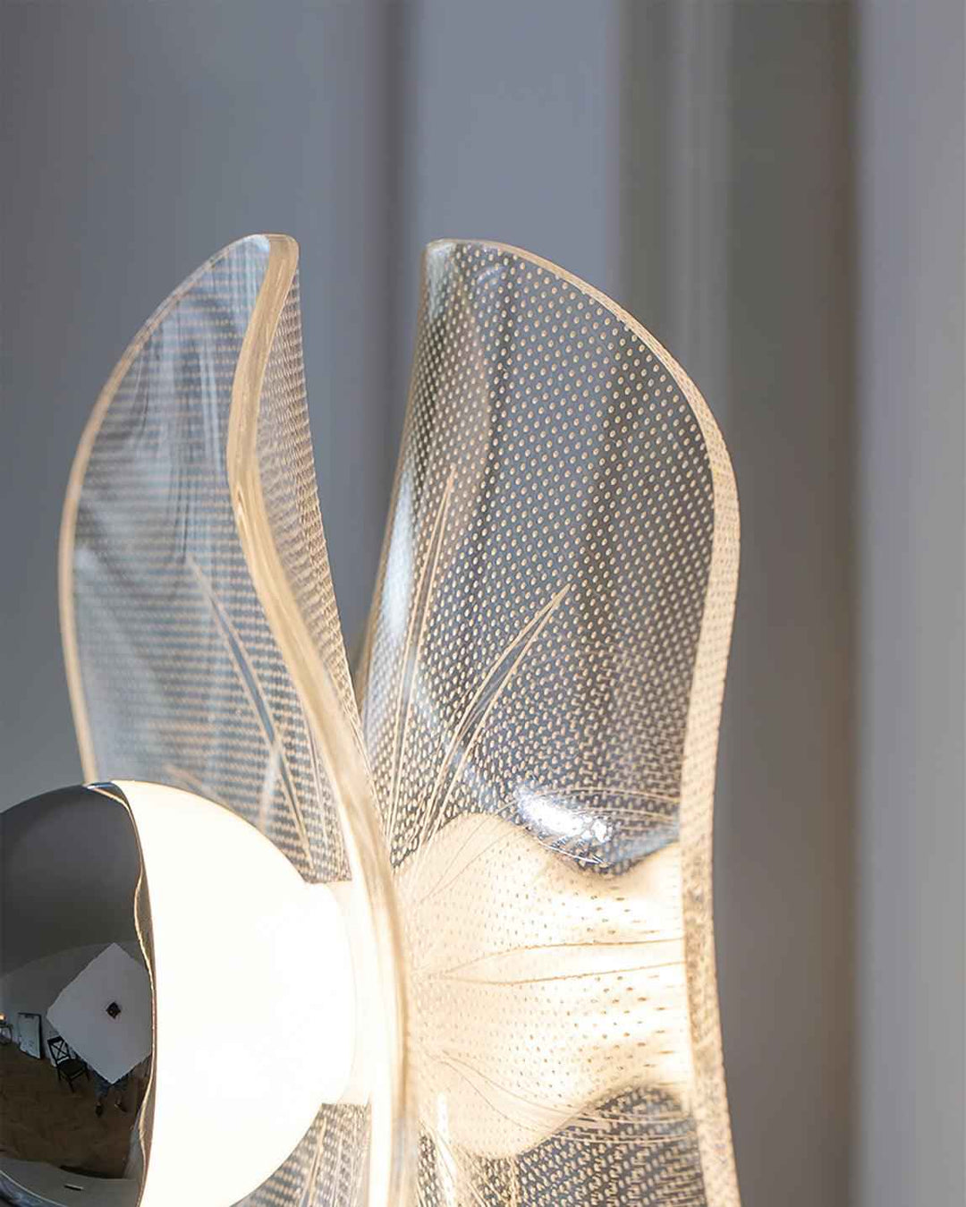 Lampe Lotus en Acrylique – Design Contemporain