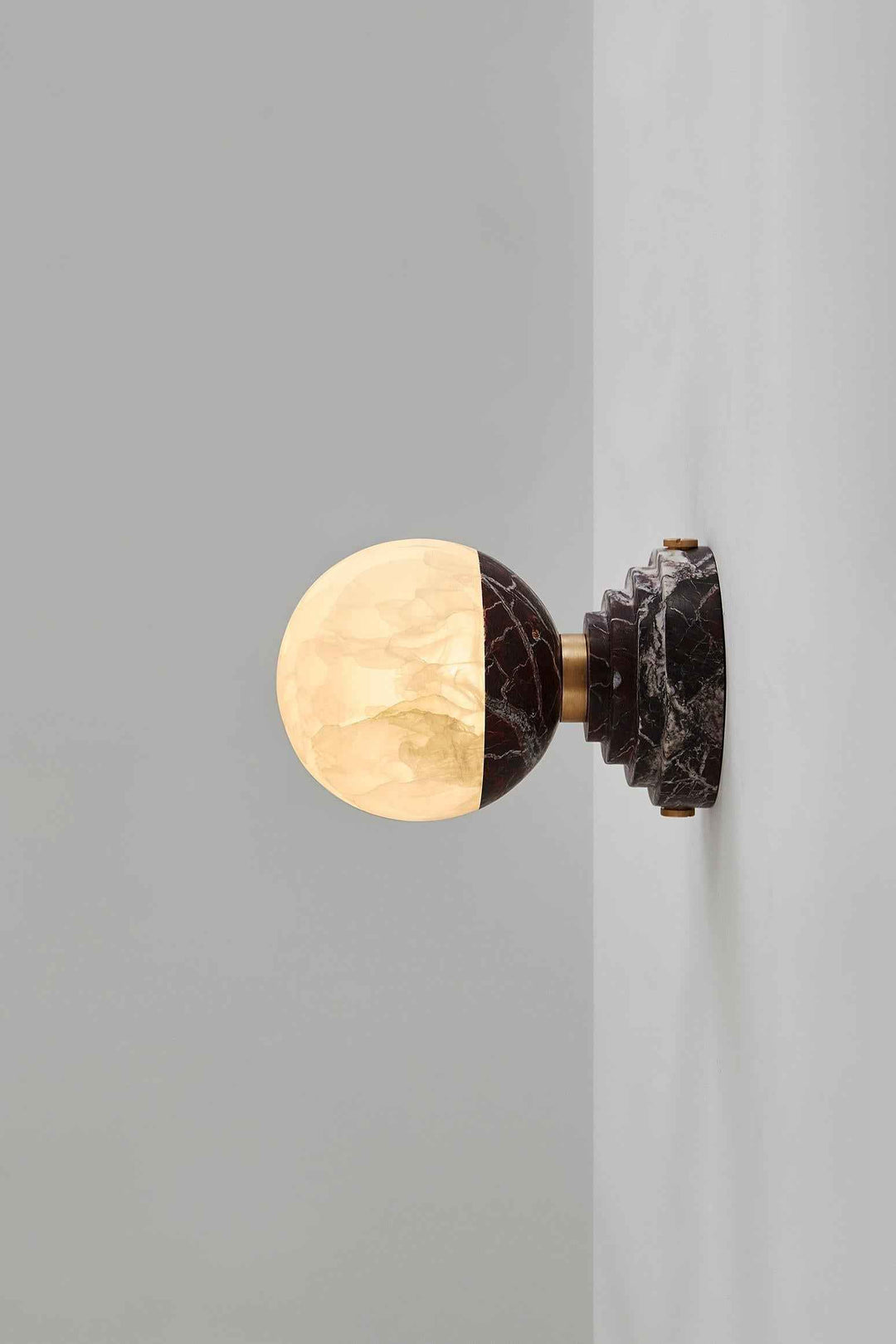 Lampe Nythee en Laiton – Design Contemporain