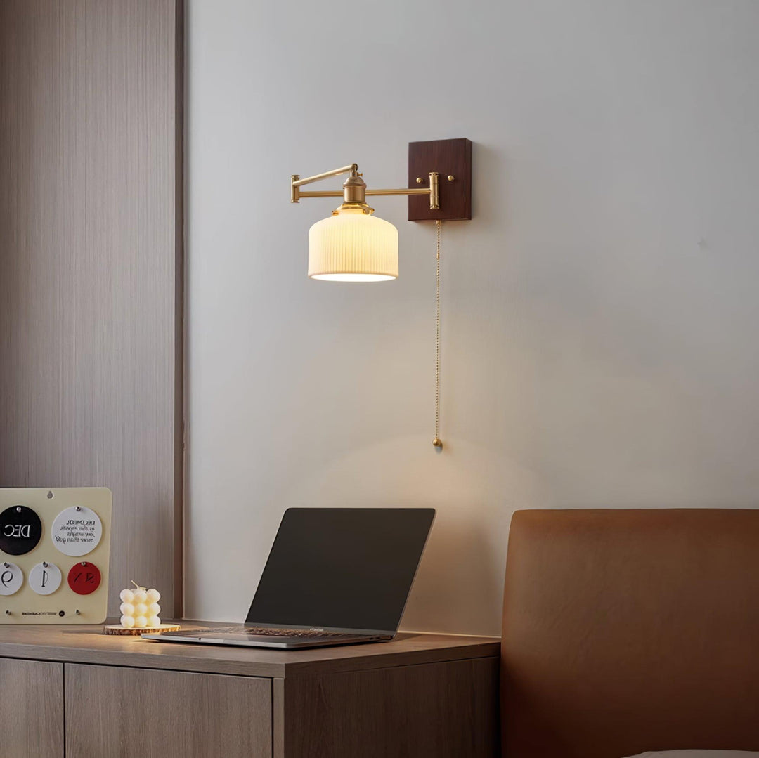 Applique Murale Artistique en Noyer et Laiton Bras Ajustable Charme Vintage - Neutralighting