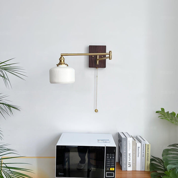 Applique Murale Artistique en Noyer et Laiton Bras Ajustable Charme Vintage - Neutralighting