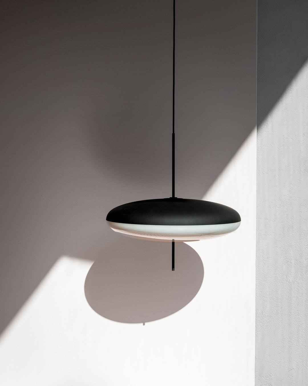 Lustra Suspension Noir Peint Réuni pour Salon - Neutralighting