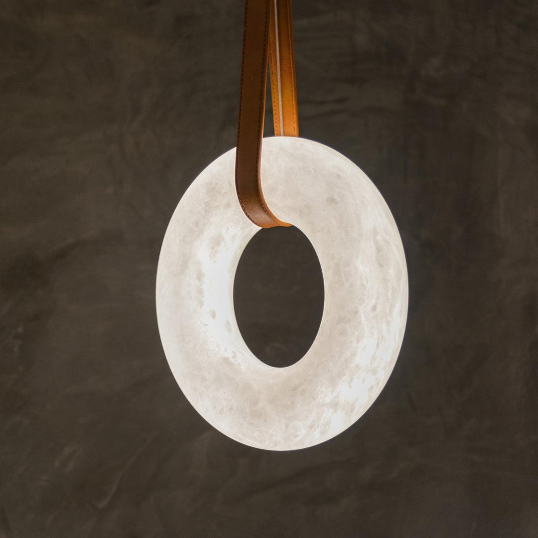 Suspension Alabaster Ring Triple lanières en cuir Nordic Luxe - Neutralighting