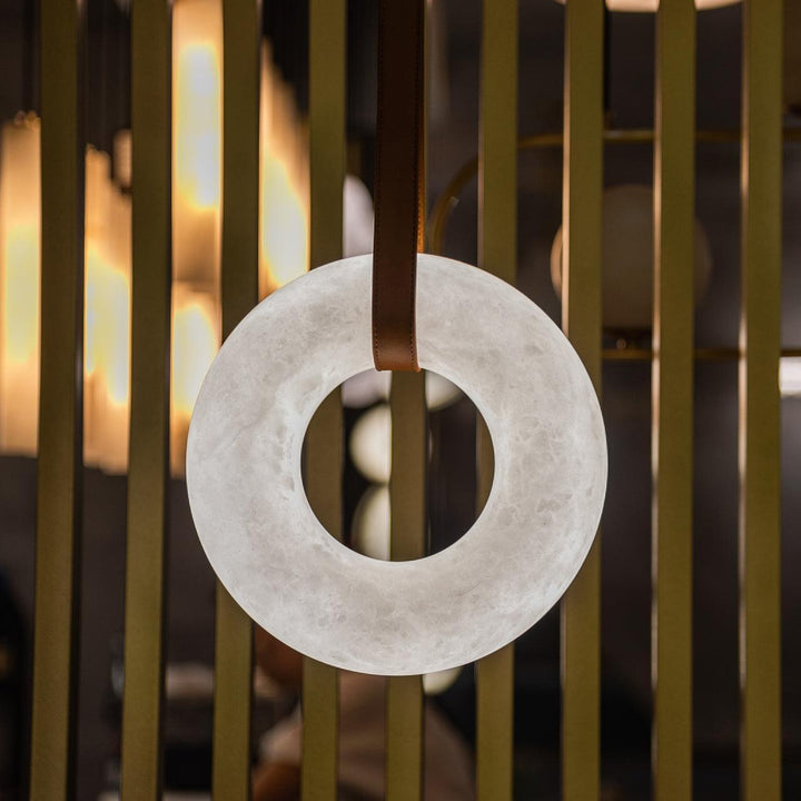 Suspension Alabaster Ring Triple lanières en cuir Nordic Luxe - Neutralighting