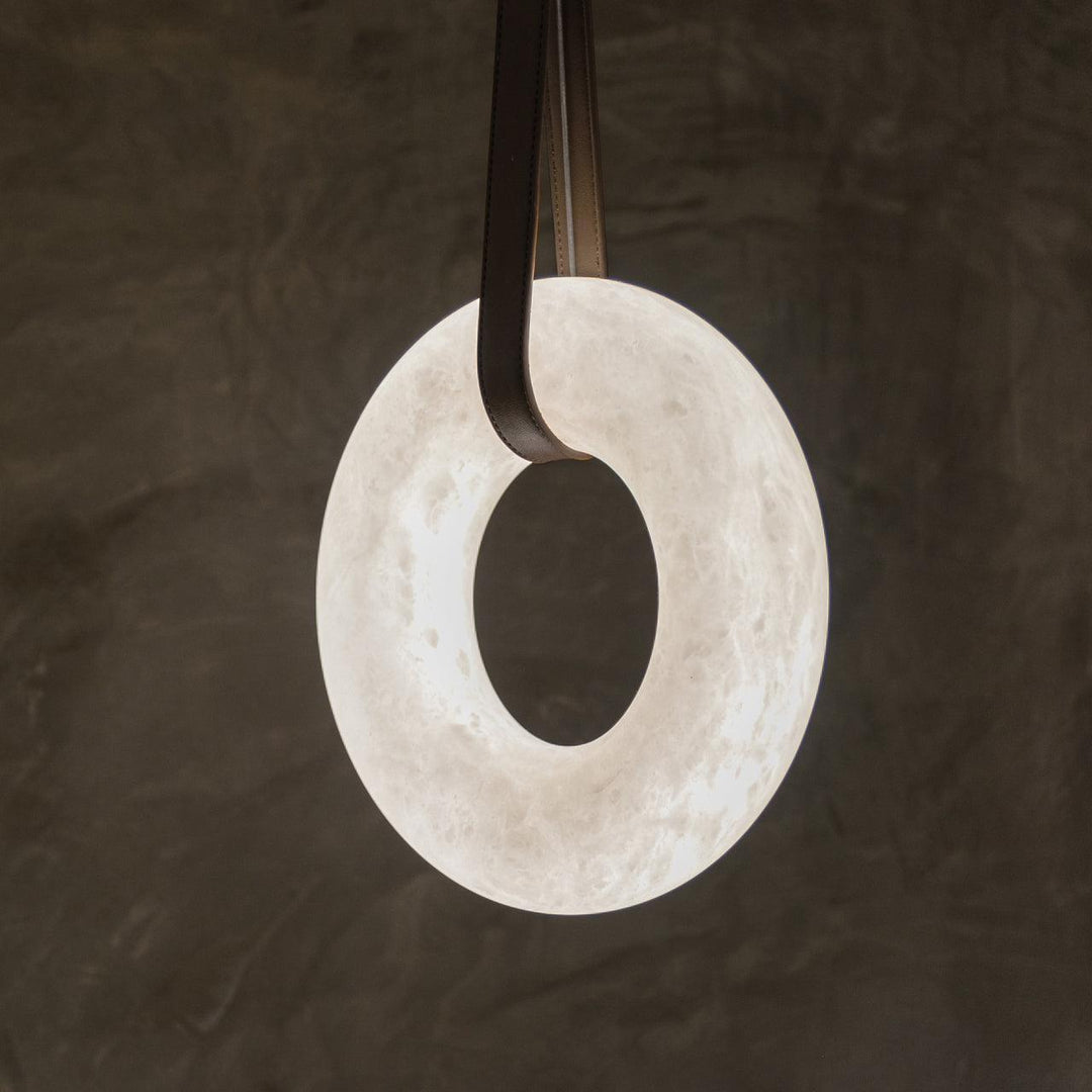 Suspension Alabaster Ring Triple lanières en cuir Nordic Luxe - Neutralighting