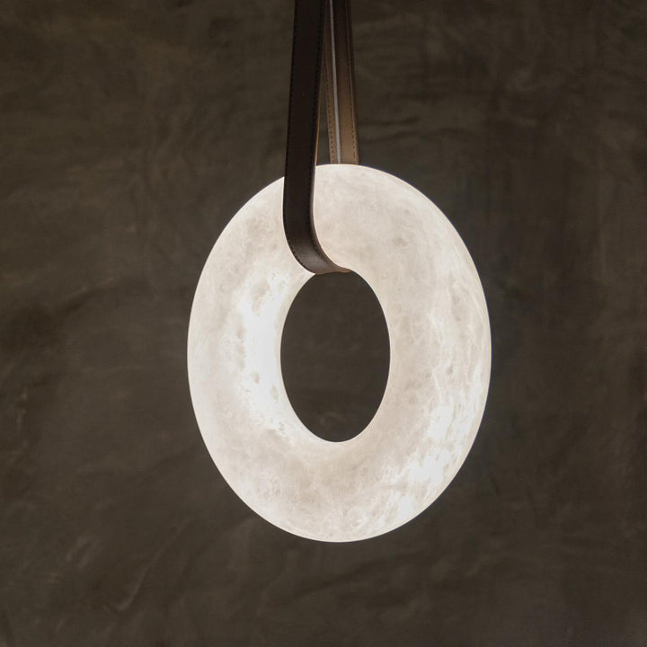 Suspension Alabaster Ring Triple lanières en cuir Nordic Luxe - Neutralighting