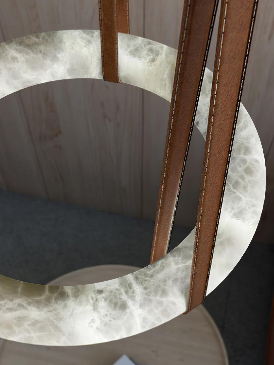 Aira Suspension Lampe Anneau en albâtre Lanières en cuir Luxe scandinave - Neutralighting