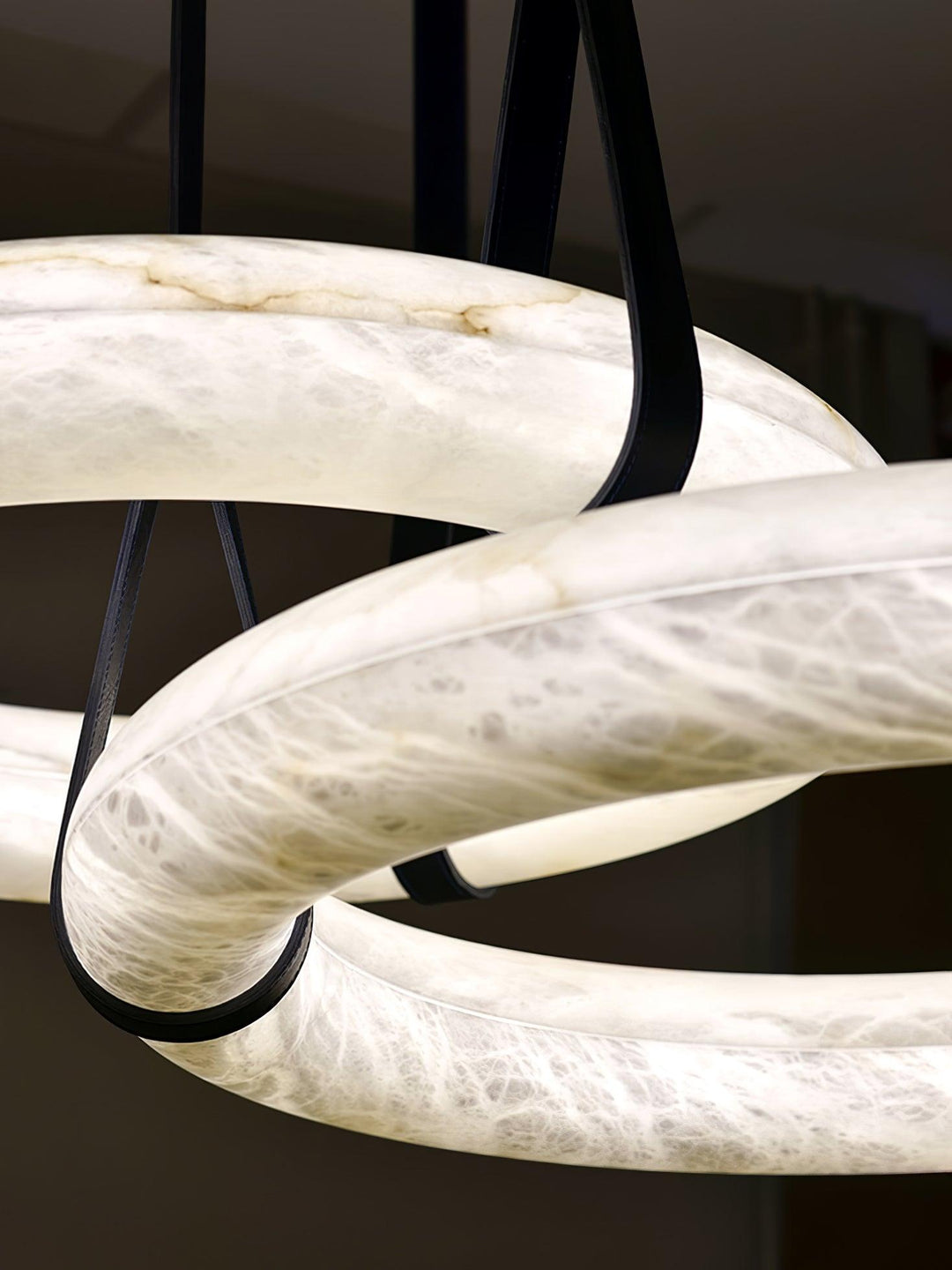 Aira Suspension Lampe Anneau en albâtre Lanières en cuir Luxe scandinave - Neutralighting