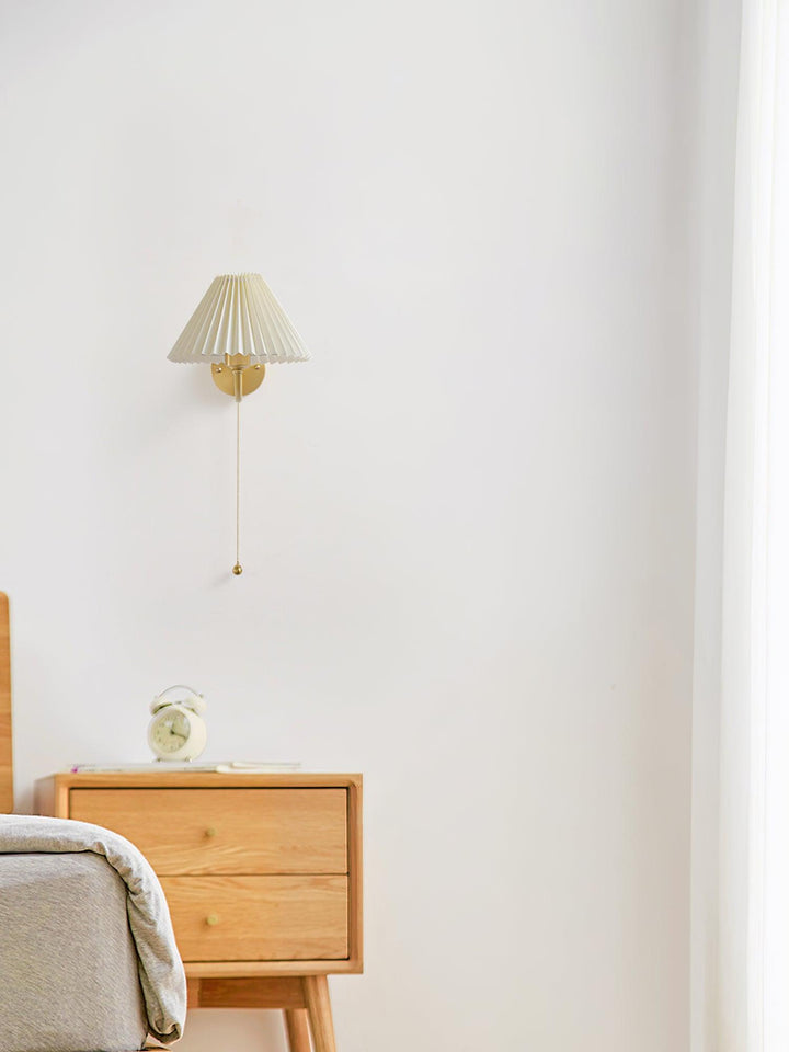 Abbotswell Élégance Plissé Laiton Tissu Applique Murale - Neutralighting