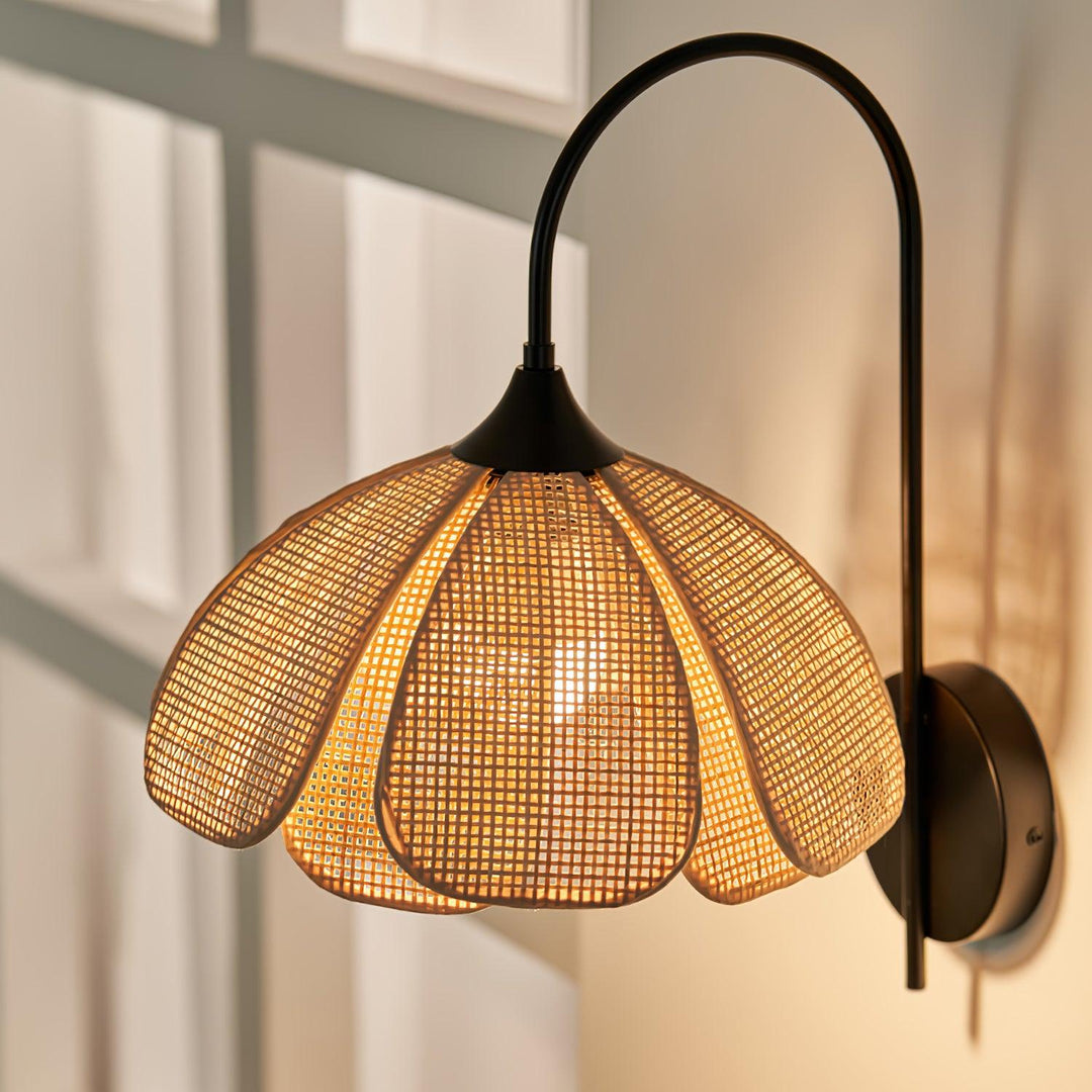 Edria Lustra Applique Murale Rattan Forme Pétale Élégante - Neutralighting