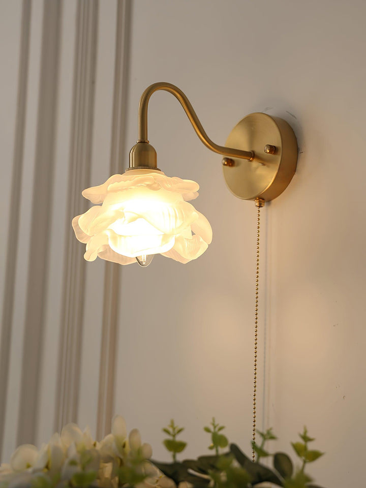 Cove Applique Murale Nordique en Laiton et Verre Rose - Neutralighting