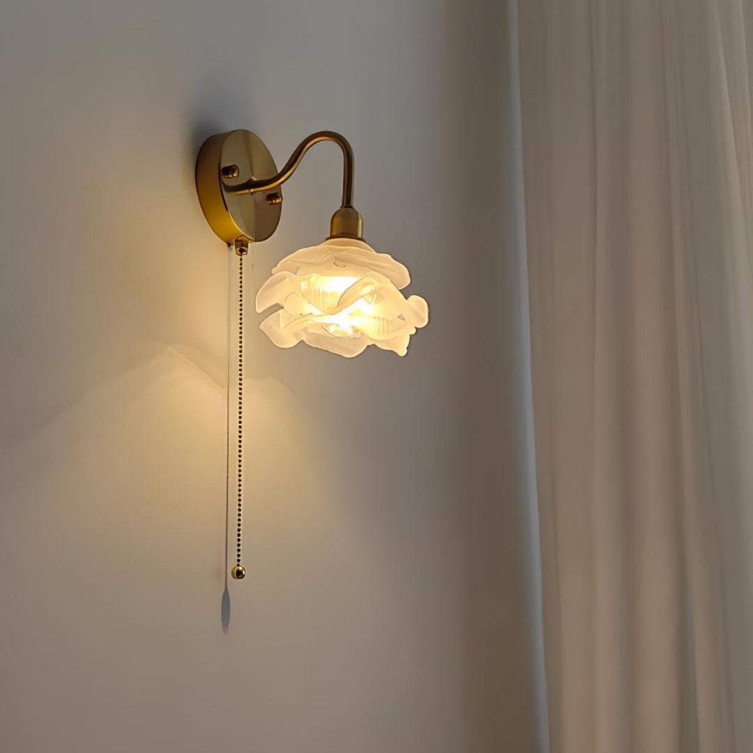 Cove Applique Murale Nordique en Laiton et Verre Rose - Neutralighting