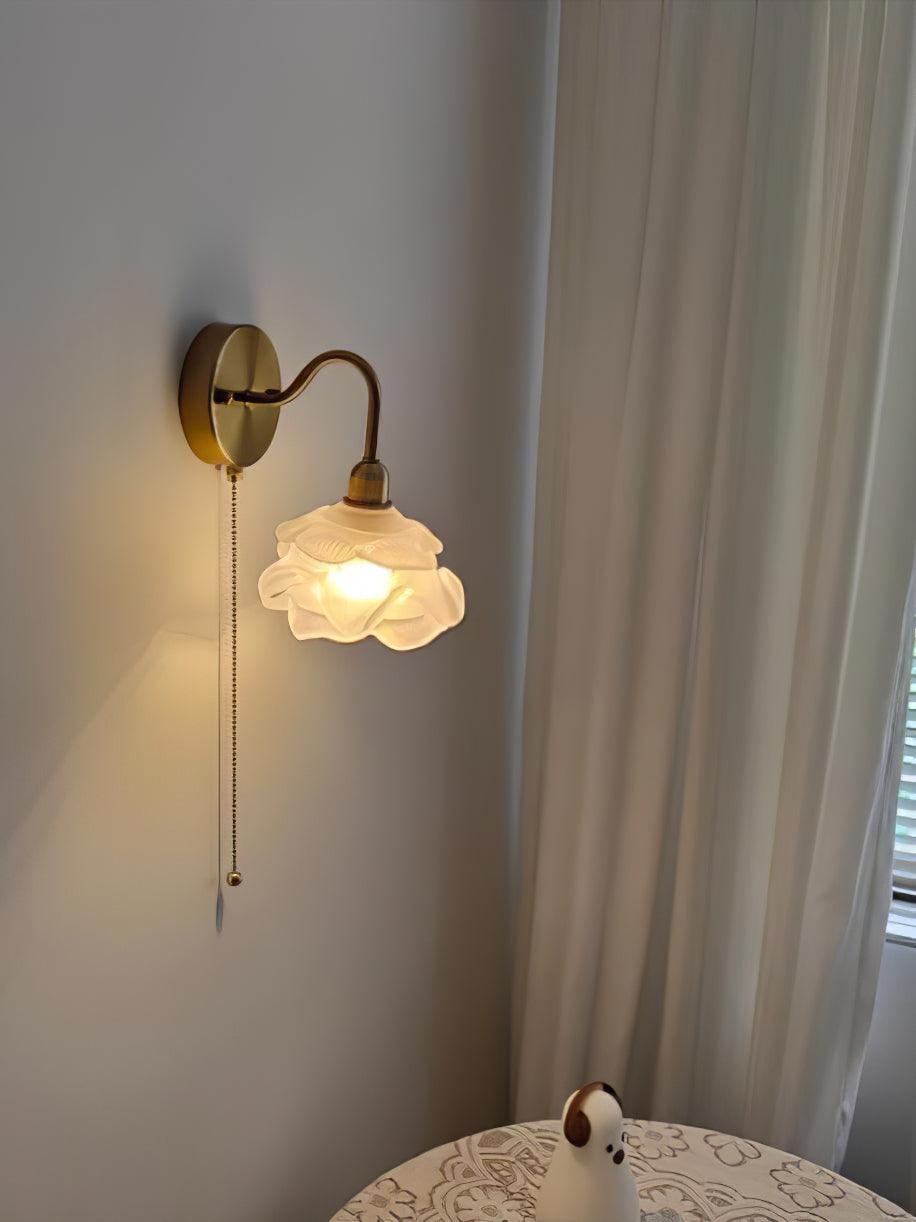 Cove Applique Murale Nordique en Laiton et Verre Rose - Neutralighting