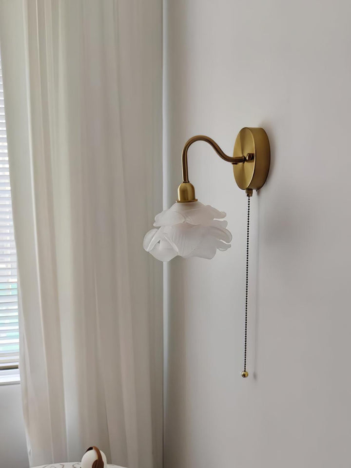 Cove Applique Murale Nordique en Laiton et Verre Rose - Neutralighting