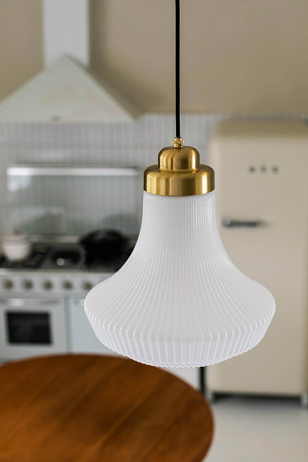 Solara Suspension en Verre Opale Canneleur Cloche Laiton Vintage - Neutralighting
