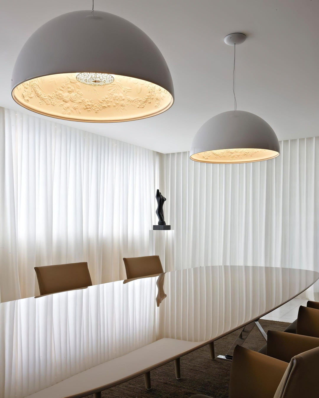 Lampe Pendante Dôme Noir avec Intérieur en Plâtre Embossé Élégant - Neutralighting